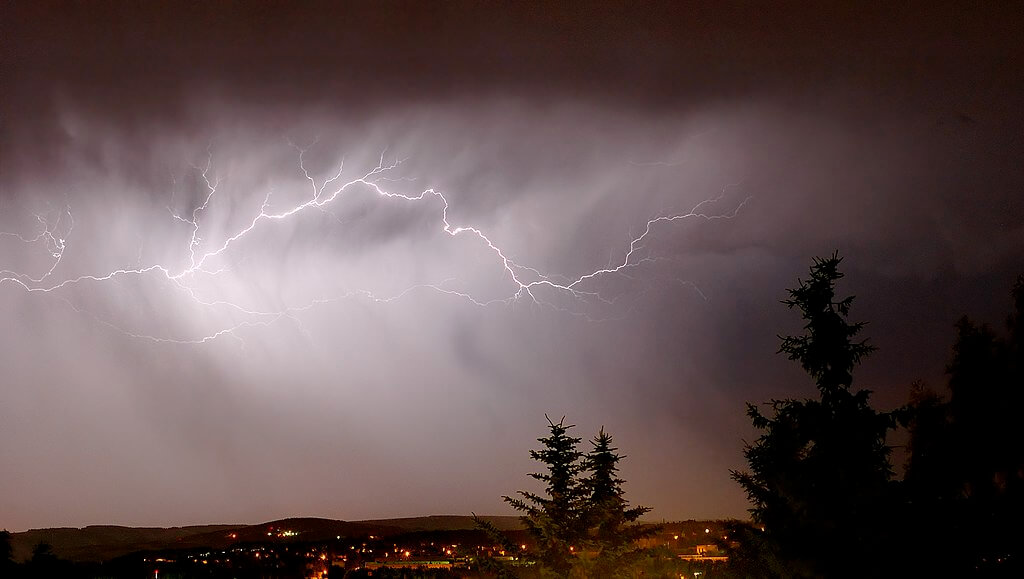 Ein Blitz innerhalb der Wolken