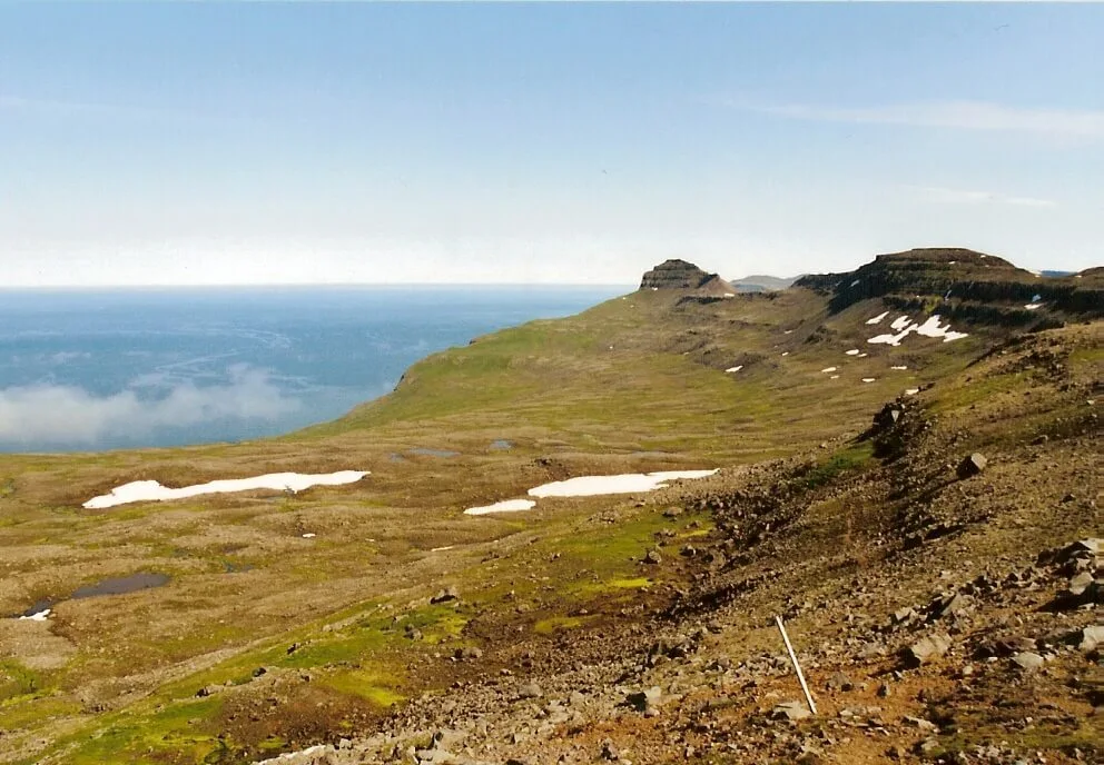 Hornstrandir auf Island; Blick auf die Dänemarkstraße, die den Arktischen Ozean mit dem Nordatlantik verbindet